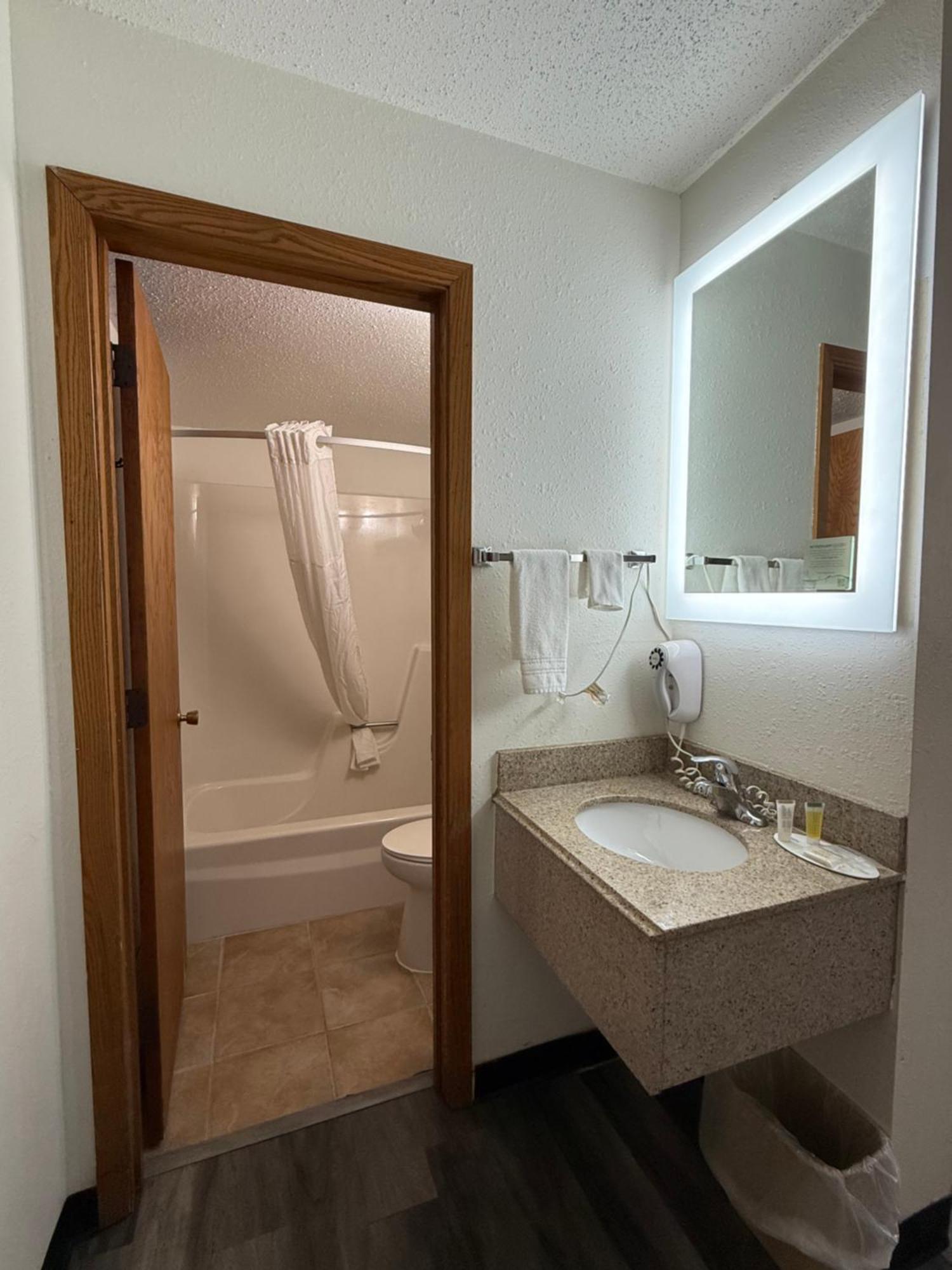 Super 8 By Wyndham West Fargo Main Ave Nd Motel Buitenkant foto